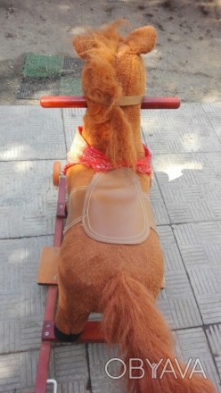 Лошадка качалка, на колёсиках, встроенные милодии, для малыша от 2 годиков, все . . фото 1