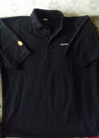 Стильная мужская футболка-поло черного цвета с короткой застежкой с стояче-отлож. . фото 2