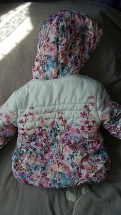 Нереально красивая демисезонная курточка на малышку с цветочным принтом. На ребе. . фото 3