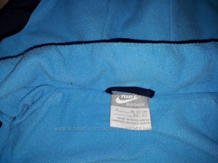 Ветровка Nike 6-7 лет. Флисовая подкладка В капюшоне, рукавах, в карманах
Очень. . фото 4