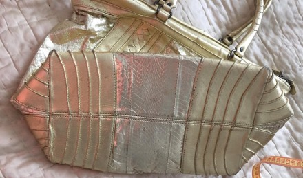 Потрясающая большая золотая сумка кожа питона +кожа от Bottega Veneta. 
Любимая. . фото 7