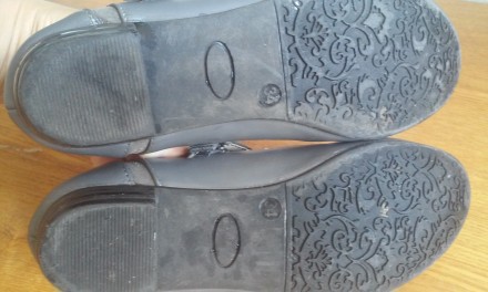 майже нові сірі туфлі,розмір 34,замінник шкіри
всередині по устільці-21,5 см,
. . фото 6