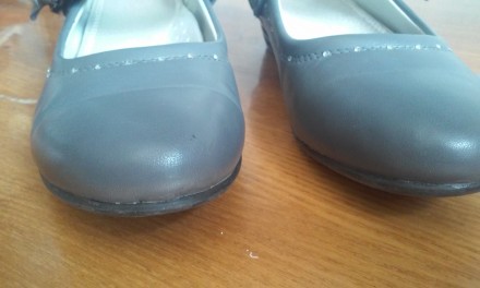 майже нові сірі туфлі,розмір 34,замінник шкіри
всередині по устільці-21,5 см,
. . фото 3
