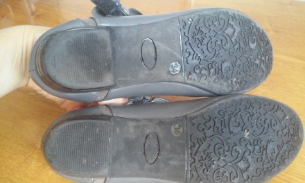 майже нові сірі туфлі,розмір 34,замінник шкіри
всередині по устільці-21,5 см,
. . фото 5