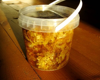 Забрус - продукт с крышечек сот и мёда образованный в процессе отбора мёда с сот. . фото 2