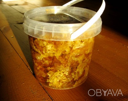 Забрус - продукт с крышечек сот и мёда образованный в процессе отбора мёда с сот. . фото 1