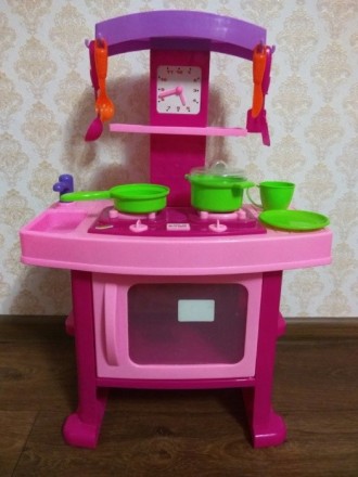 Продам детскую кухню "Маленькая хозяйка". В комплекте: кухня, набор посуды, часы. . фото 2