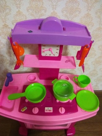 Продам детскую кухню "Маленькая хозяйка". В комплекте: кухня, набор посуды, часы. . фото 3