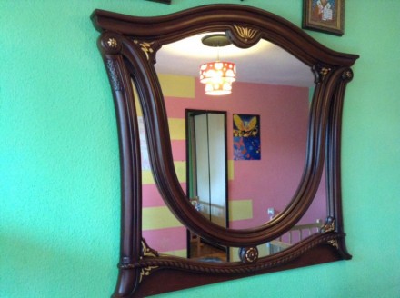 Продам зеркало в фигурной рамке, дерево. Размеры: высота - 115 см., ширина(верх). . фото 2