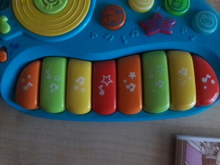 Детям от 1 года до 3 лет При нажатии на клавиши раздаются разные звуки и играют . . фото 3