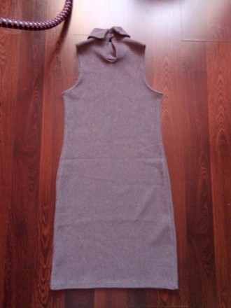 Cтильное платье серого цвета из плотного материала в отличном состоянии на худен. . фото 3