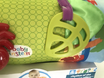 Мягкая подушка Baby Einstein Rhin Prop Pillow легко займет ребенка надолго.
Под. . фото 5