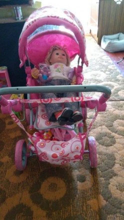 Продам коляску для игрушек в нормальном состоянии, розовая, сделана под настоящу. . фото 2