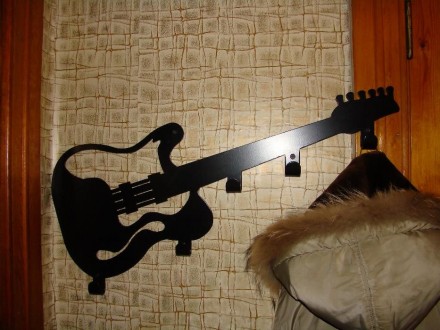 Продам новую вешалку в виде гитары.

Материал: сталь, 3 мм.
Цвет: черный, мат. . фото 4