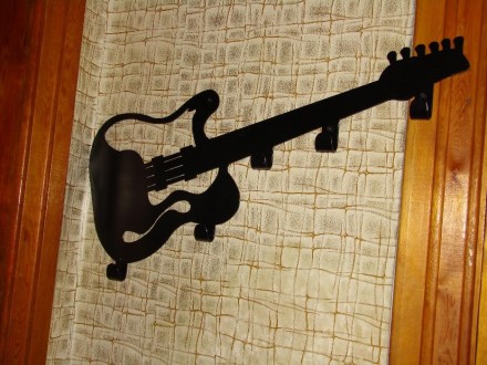 Продам новую вешалку в виде гитары.

Материал: сталь, 3 мм.
Цвет: черный, мат. . фото 3