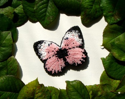 Брошь ручной работы "Бабочка" выполнена с использованием чешского бисера, пайето. . фото 4
