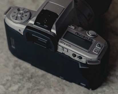 Компактный зеркальный 35 мм пленочный фотоаппарат.
Объектив Minolta 28-100 mm f. . фото 3