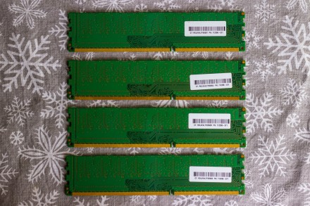 4 планки серверної оперативної памяті по 2 GB кожна
модель: MICRON 2GB PC3-1490. . фото 4
