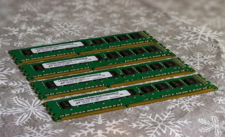 4 планки серверної оперативної памяті по 2 GB кожна
модель: MICRON 2GB PC3-1490. . фото 2