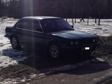 BMW E30 1984 г. Стоит двигатель m40b16. Местами слегка вздулась краска после зим. . фото 2