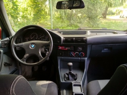 Продам BMW E34 в хорошем рабочем состояние. Мотор плита работает ровно без нарек. . фото 3