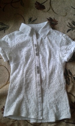 Блуза школьная в отличном состоянии,без дефектов,стрейчевая.Длина 56 см.По талии. . фото 2
