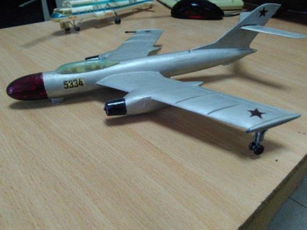 Продам модель боевого самолета самостоятельной сборки. Собиралась в 1980-е годы.. . фото 3