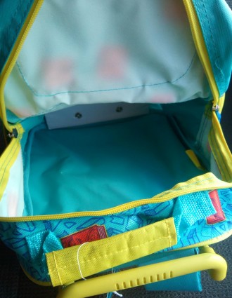 Детская сумка колёсиках - рюкзак, с выдвигающейся ручкой. 
Новая из Англии, фир. . фото 2