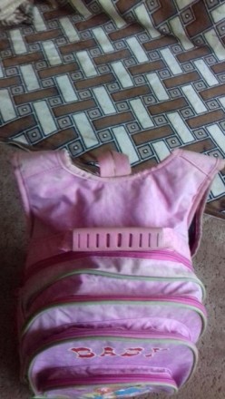 Рюкзак для девочки розового цвета с рисунком б/у, четыре отдела, рефленая спинка. . фото 4