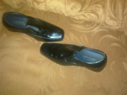 Продам новые качественные туфли на мальчишку 30 размера, черного цвета, на прочн. . фото 3