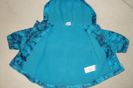 Куртка-ветровка F&F на малыша до 3-х месяцев. Спереди, спинка и капюшон утепленн. . фото 4