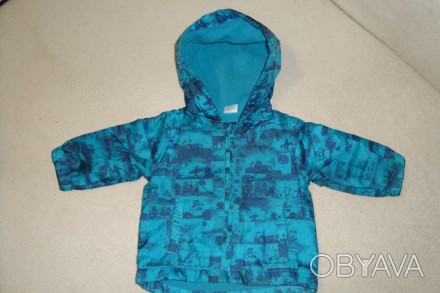 Куртка-ветровка F&F на малыша до 3-х месяцев. Спереди, спинка и капюшон утепленн. . фото 1