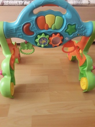 Іграшка може бути розвиваючої дугою, коли дитина лежить, і ходунками з музичною . . фото 2