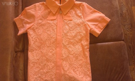 продам шифоновую блузку персикового цвета.перед отделан гипюром,вверху под ворот. . фото 1
