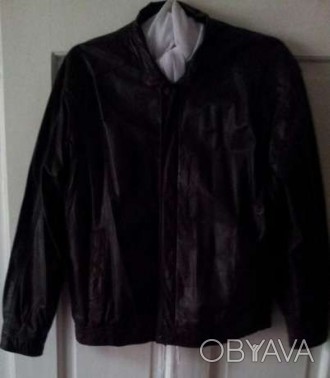 Легкая куртка из натуральной кожи темно-коричневого цвета на подкладке.
Размер . . фото 1