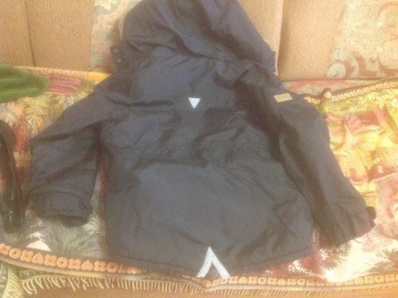 Курточка на синтипоне, очень легкая,удобна и очень тёплая.Носилась пол сезона- у. . фото 3