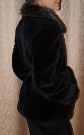 Полушубок из мутона черного цвета с воротником из чернобурки в отличном состояни. . фото 4