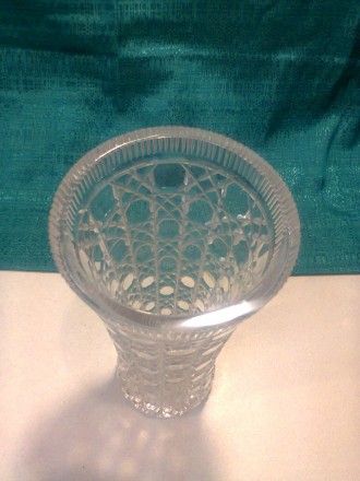 Продам хрустальную вазу в виде кубка ,производство Чехия . Очень приличный внешн. . фото 3