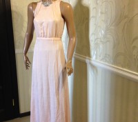 Платье длинное в пол пастельного нежно-розового цвета, с завышенной линией плеча. . фото 6