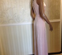 Платье длинное в пол пастельного нежно-розового цвета, с завышенной линией плеча. . фото 3