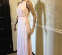 Платье длинное в пол пастельного нежно-розового цвета, с завышенной линией плеча. . фото 5