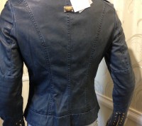 Куртка-косуха синего цвета, по бокам два полноценных кармана на змейках, на рука. . фото 6